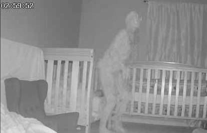 Baka postavila kameru u dječju sobu i uočila 'rogatog demona' kako stoji iznad kreveta unuke