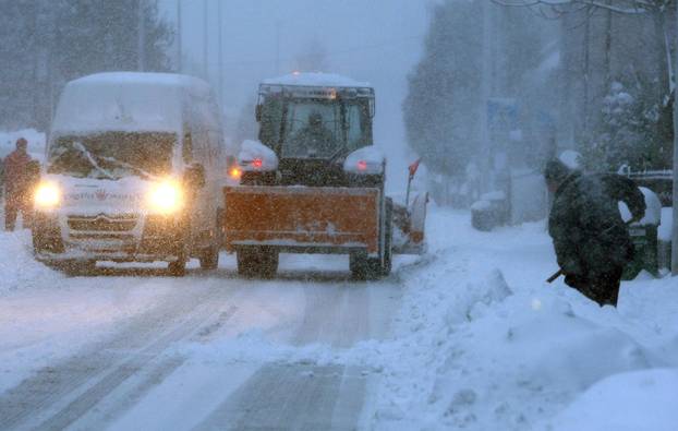 ARHIVA - Zagreb: Ralice ?iste velike koli?ine snjega na gradskim prometnicama