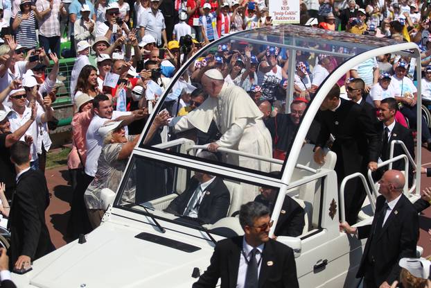 Sarajevo: Jedna ushi?ena vjernica tr?ala uz papomobil kako bi pozdravila papu Franju