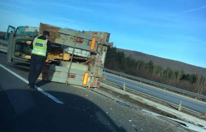 Teretno vozilo s labudicom i bagerom prevrnulo se na A1