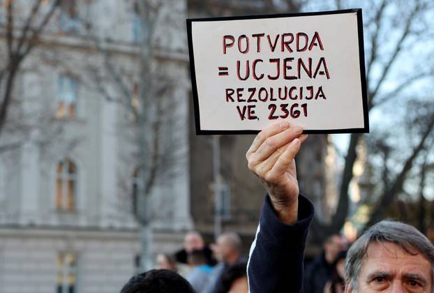 Zagreb: Okupljanje prosvjednika protiv COVID potvrda na Trgu žrtava fašizma