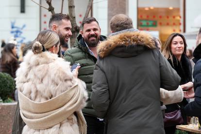 FOTO Brojni poznati prošetali na Badnjak centrom Zagreba: Iva Todorić, Habijan, Uršula Tolj...