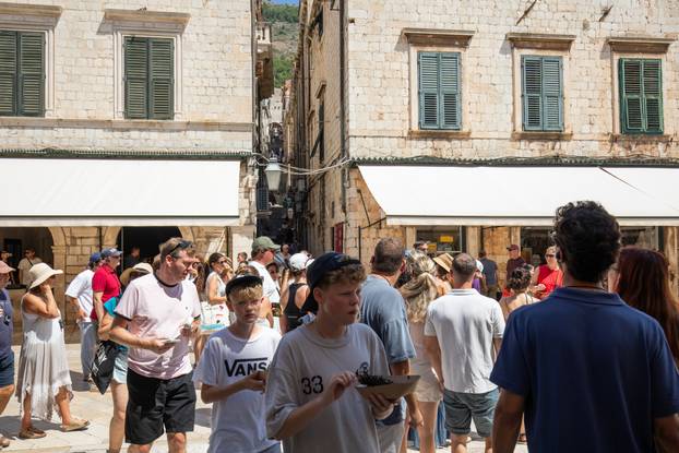 Dubrovnik pun turista unatoč toplinskom valu