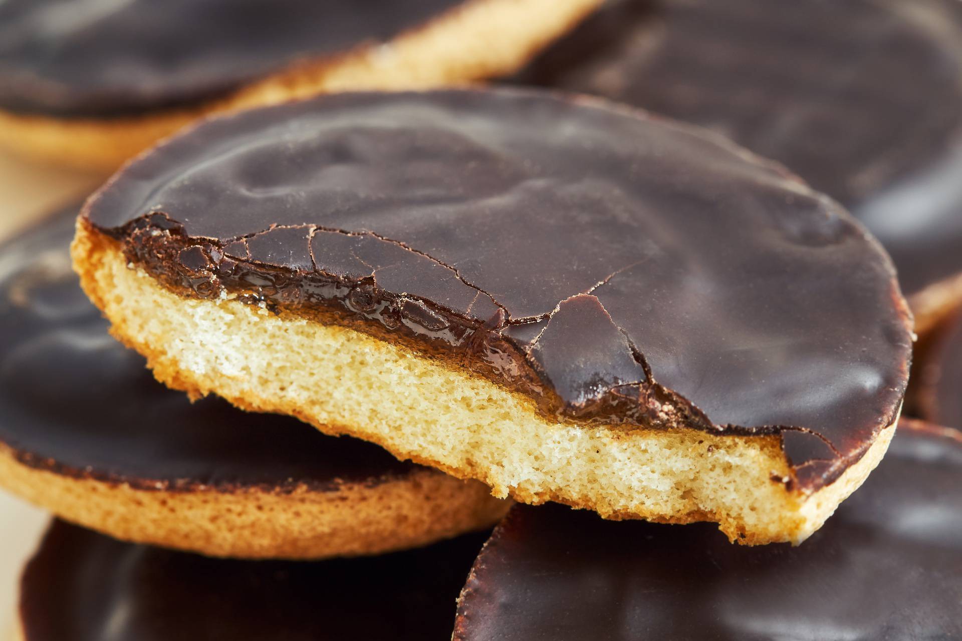 Postoji preko 500 načina na koji jedemo Jaffa kekse, ali dva su najčešća i nešto govore o nama