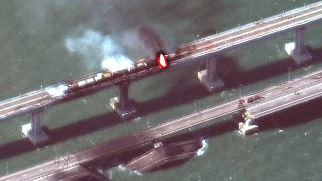 FOTO Ovo su satelitske snimke raznesenog Krimskog mosta: Još izlaze teorije o eksploziji