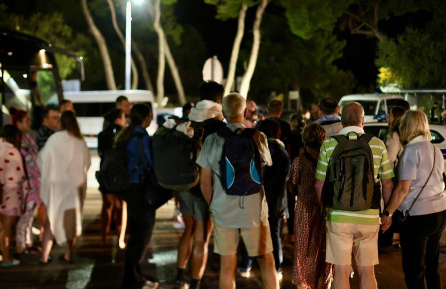 Milna: Zbog požara turisti proveli noć na rivi