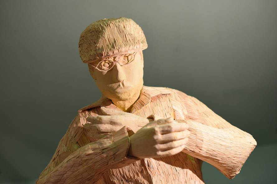 Izrađuje skulpture od šibica