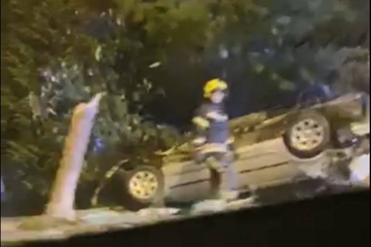 Pijan u BMW-u sletio s ceste, polomio stablo i ostao na krovu