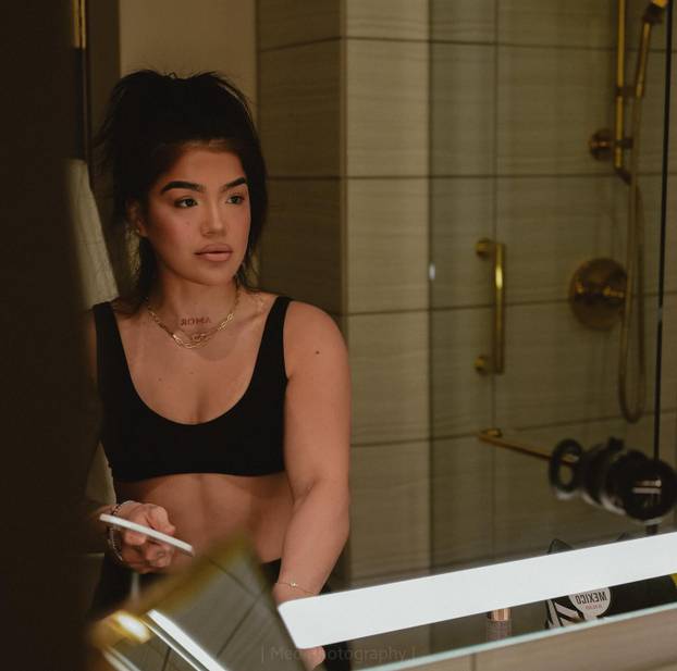 FOTO Atraktivna borkinja UFC-a i Playboyeva zečica snimile su kako se hrvaju. Fanovi u ekstazi