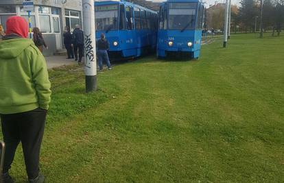 Sudar dva tramvaja: Jedan je izletio i završio na travnjaku