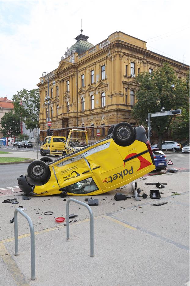 Zagreb: Tezak sudar kod HNK, postanski kombi zavrsio na krovu