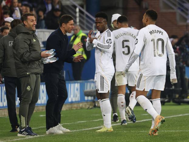 LaLiga - Deportivo Alaves v Real Madrid