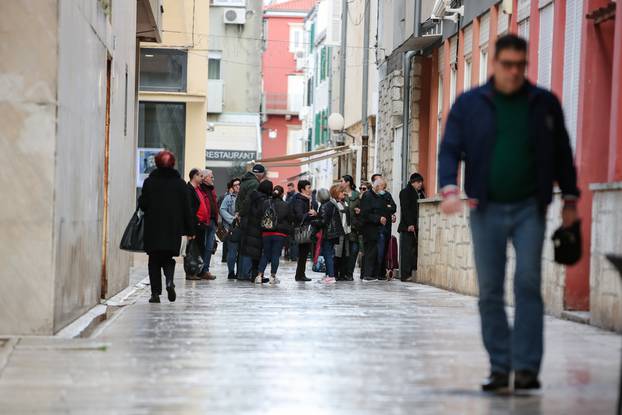 Zadar: Građani svoje kune mijenjaju u eure