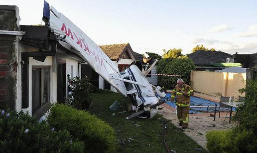 Avion im 'sletio' na krov kuće te skliznuo u dvorište