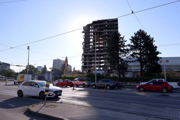 Zagreb: Zbor kvara bagera podvožnjak kod Vjesnika i dalje zatvoren, policija i prometni redari reguliraju promet premosnicom