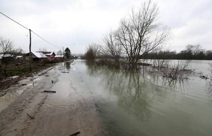 Sava kod Županje raste: Zasad nema opasnosti od izlijevanja