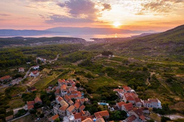 FOTO Dvor Pitve Villas: Mir i autentičnost otoka Hvara u malom dalmatinskom selu