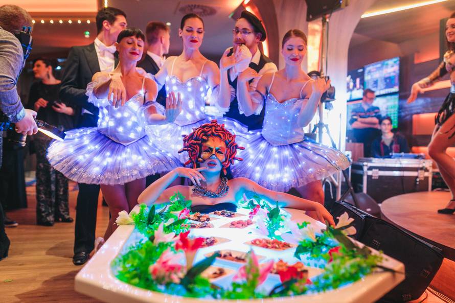 Preskočila je teški trening kod muža? Indiri se nazire trbuščić