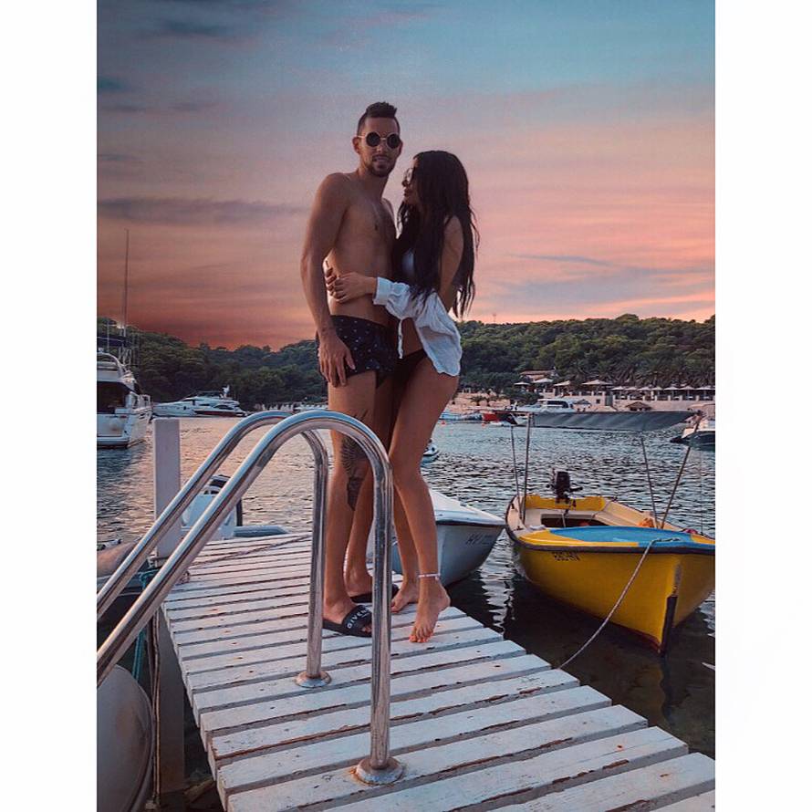 Hajdukov igrač čeka bebu: Cura fotkom u bikiniju objavila vijest