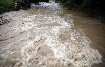 Bujične poplave i odroni u sjeverozapadnome dijelu BiH, voda ušla i u stambene objekte