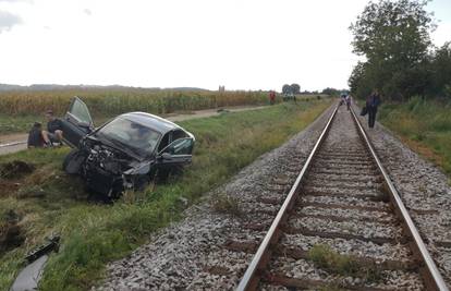 Vlak naletio na auto: Ozlijeđeni su vozačica (21) i putnik (22)