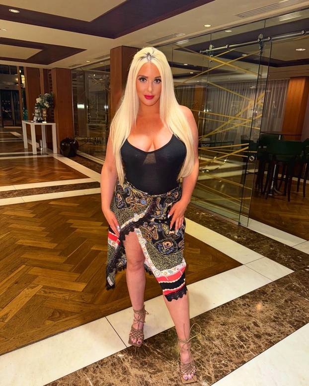 FOTO Bujnoj influencerici ova fobija otežava život: 'Bojim se!'