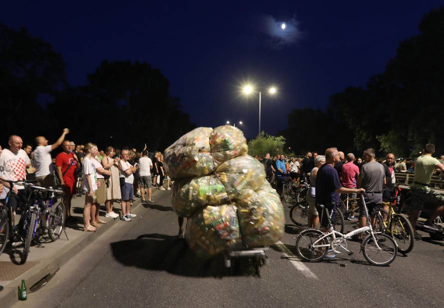 VIDEO: Dok neki slušaju koncert, drugi su skupljali boce 