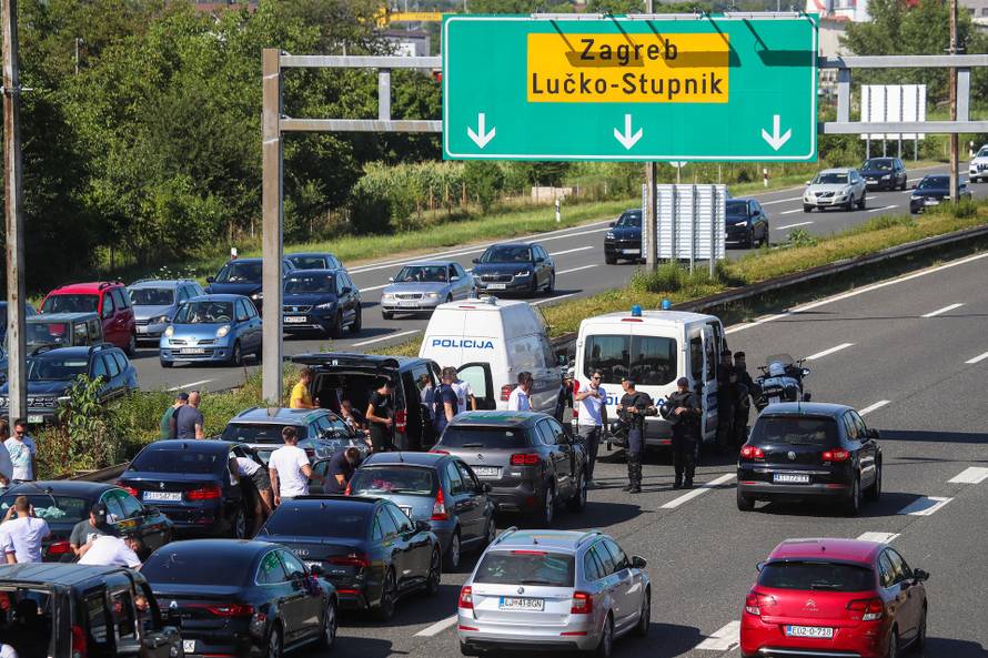 Zagreb: Policija u Lučkom dočekuje Torcidu