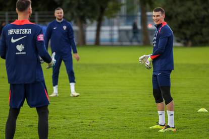 FOTO Dalićevi 'vatreni' trenirali na pomoćnom terenu: I Ćorluka u 'ševi', Ladić imao što za reći