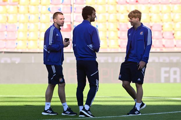 Nogometa&scaron;i Dinama u inspekciji terena uo&ccaron;i po&ccaron;etka uzvratne utakmice protiv Sparte Prag