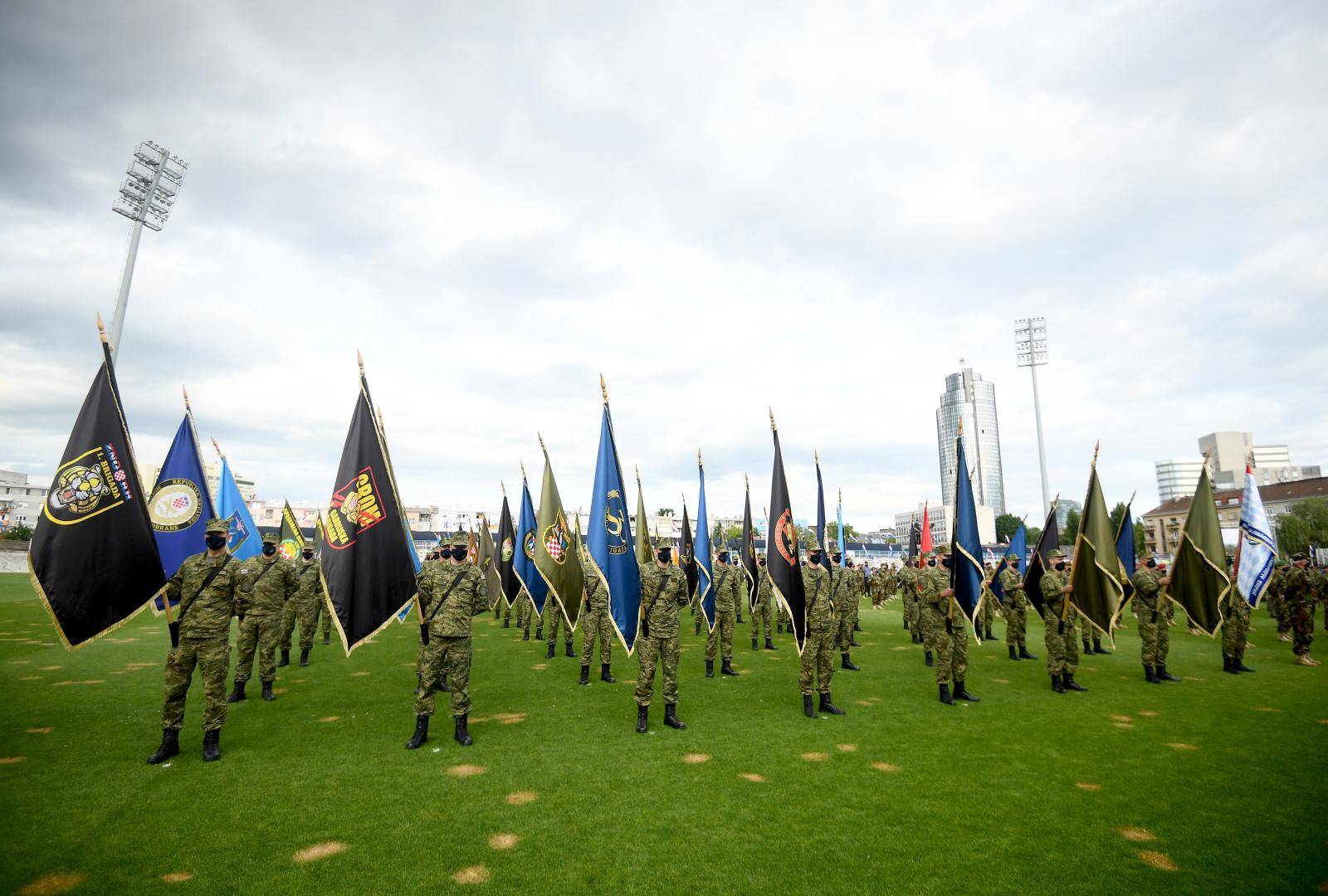 Svečano postrojavanje pripadnika Oružanih snaga RH na stadionu u Kranjčevićevoj