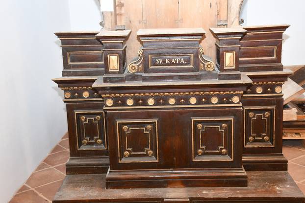 Sisak: Sisački biskup Vlado Kosić blagoslovio je župnu kuću, danas čuvaonicu župe sv. Marije Magdalene u Selima