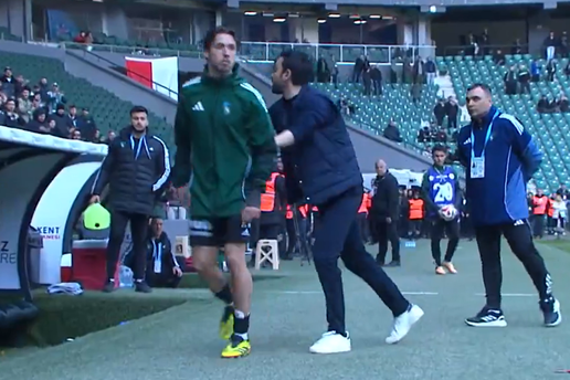 VIDEO Pogledajte suludi potez Petkovi&cacute;evog trenera u Turskoj. Svi prisutni ostali su u &ccaron;udu