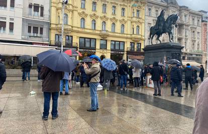 Molitelji na zagrebačkom trgu, stigli prosvjednici s bubnjevima