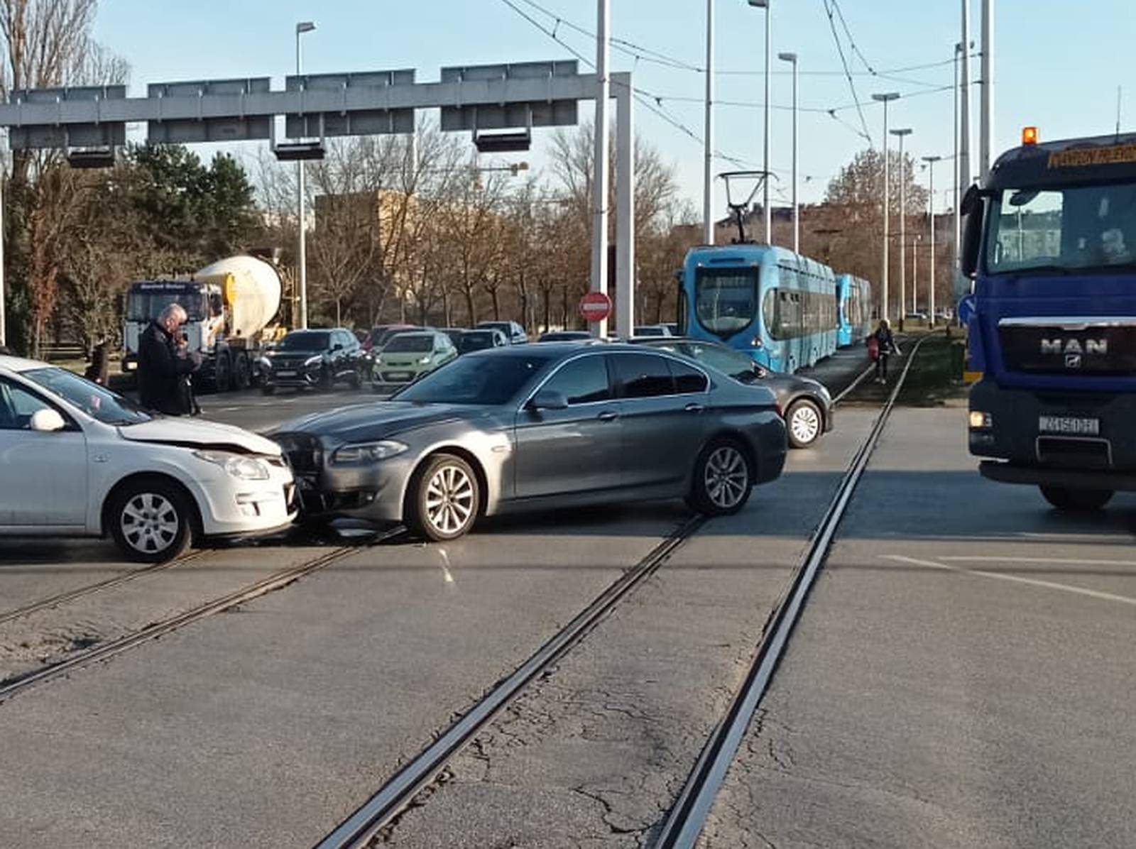 Zbog sudara automobila na tračnicama stali su tramvaji