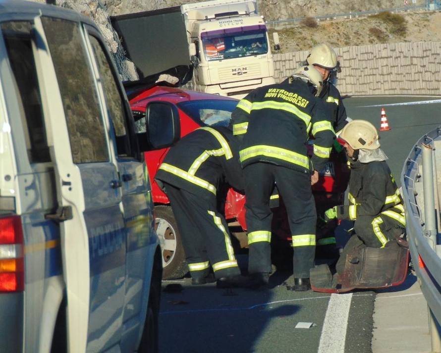 Preminuo na mjestu: Zabio se autom u stijenu na magistrali