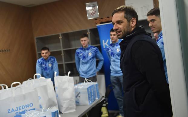 FOTO Krasna gesta nogometaša Rijeke. Lider HNL-a razveselio darovima djecu riječkog KBC-a