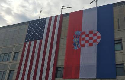Ogromne zastave osvanule na američkoj ambasadi u Zagrebu