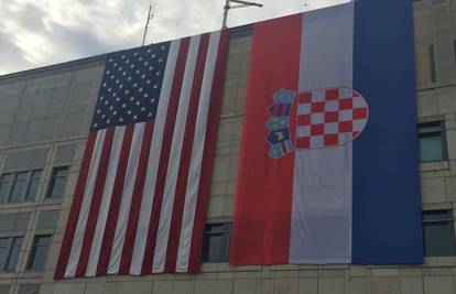 Ogromne zastave osvanule na američkoj ambasadi u Zagrebu