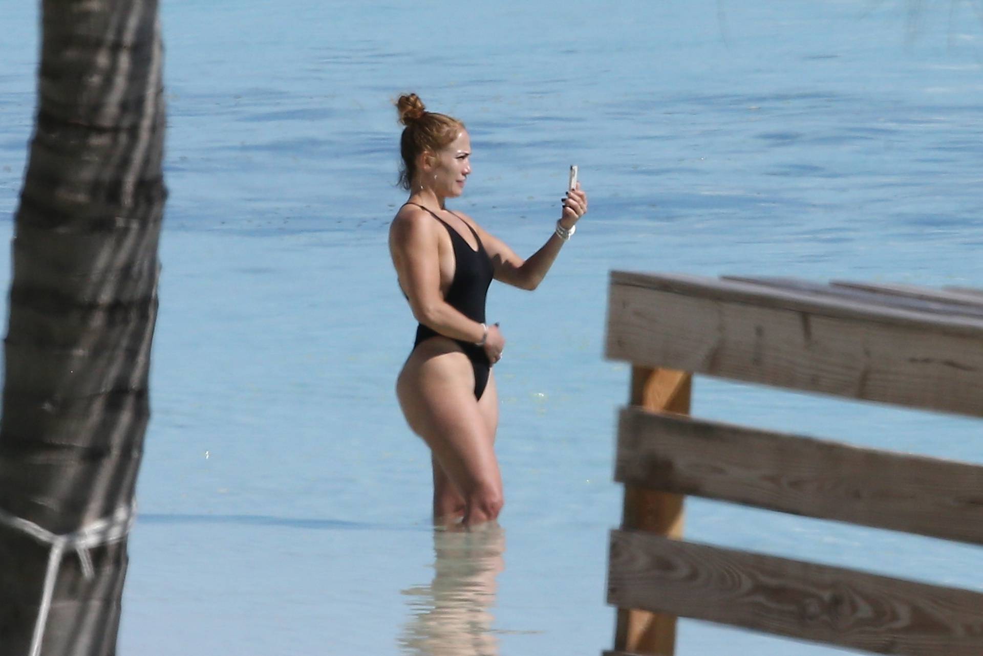 *PREMIUM-EXCLUSIVE* Jennifer Lopez goes paddle-boarding in Turks and Caicos Islands**WEB EMBARGO UNTIL 11:45am PST ON 1/8/2021*