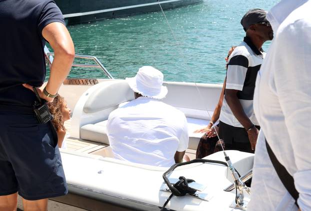 Šibenik: Proslavljeni košarkaš Michael Jordan sa suprugom i društvom u Skradinu