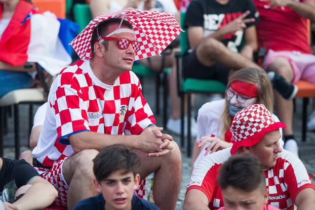 Osijek: NavijaÄi u TvrÄi prate utakmicu Argentina - Hrvatska