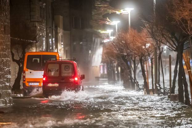 Kaštela: Ciklonalna plima poplavila rivu i okolne ulice
