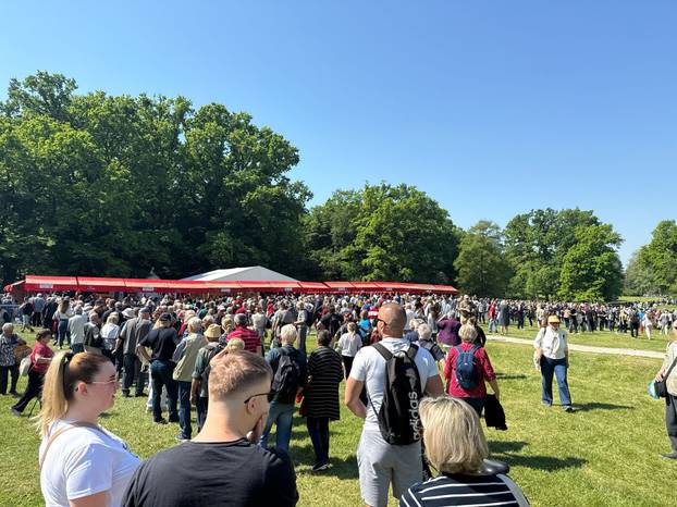 Hrvati čekaju u redu za porciju graha i roštiljaju na livadama