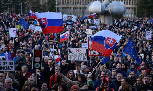 Tisuće na prosvjedu u Slovačkoj protiv zakona oko nevladinih organizacija: 'Fico je kao Putin'