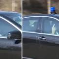 VIDEO Dodik pokazao srednjaka novinarima iz svog automobila