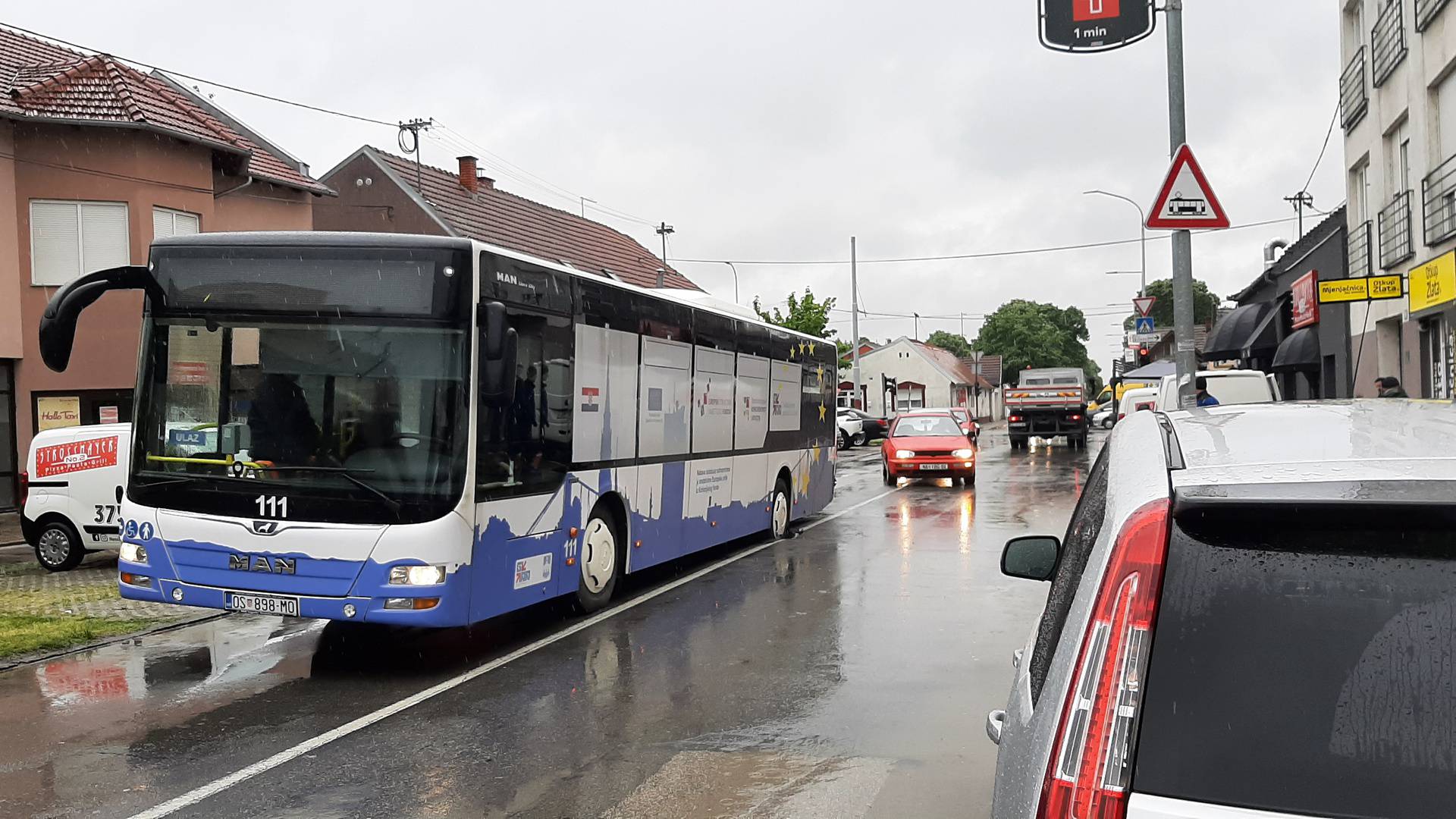 VIDEO U Osijeku bus pao u rupu