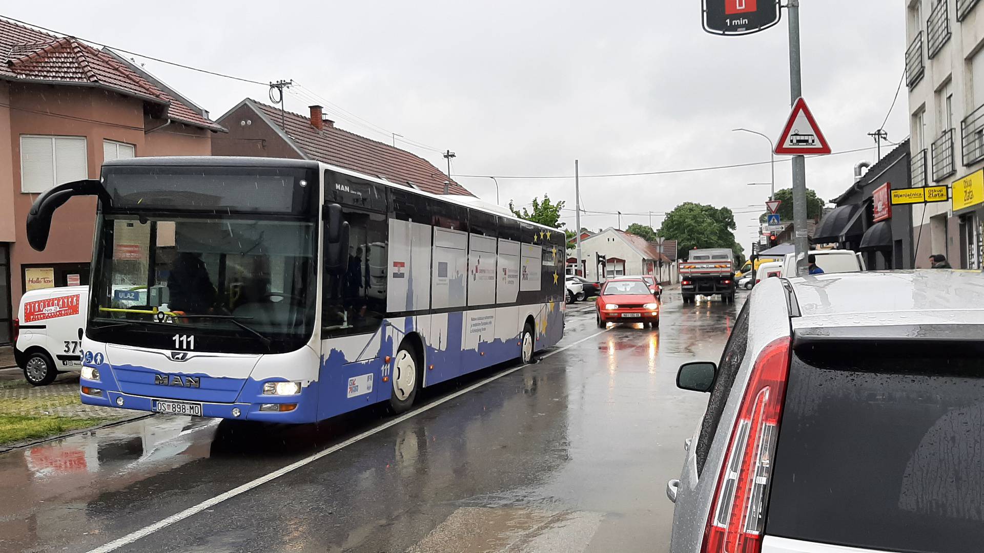 Plenković je u Osijeku u vezi nabave novih autobusa, jučer je jedan propao u rupu na cesti