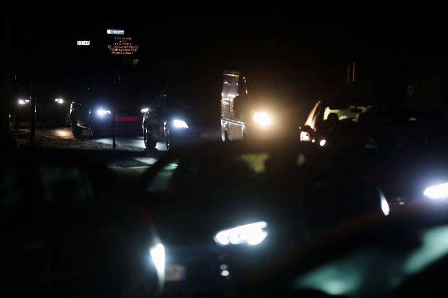 Evacuated residents leave Saint-Jean-d’Illac