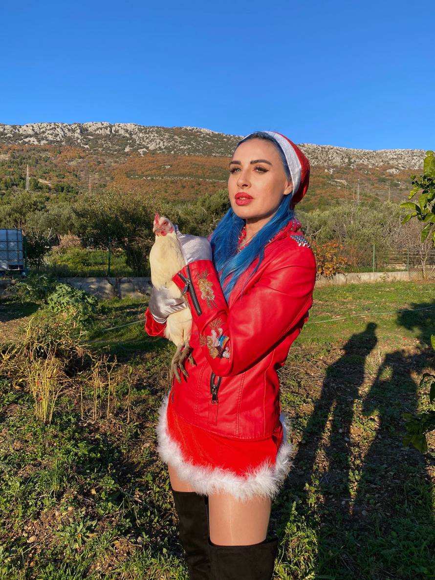 'Vampirica' Olja postala časna: Križala se pa skakutala s jajima